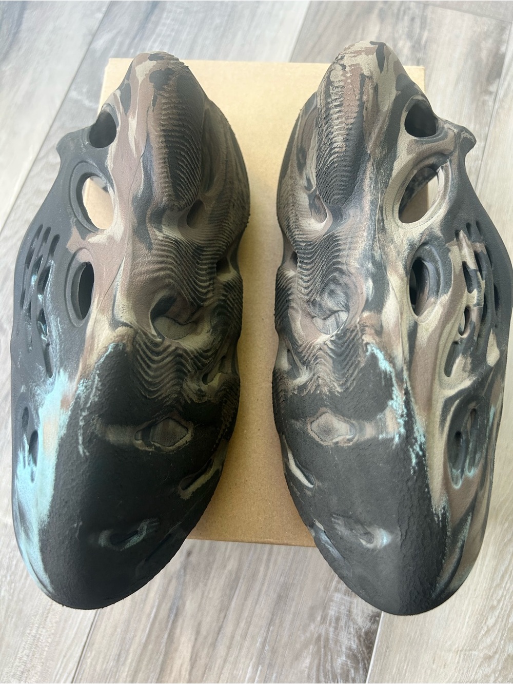 Adidas YZY Foam RNR Kids in Black with Teal Accents - Picture 4 of 10